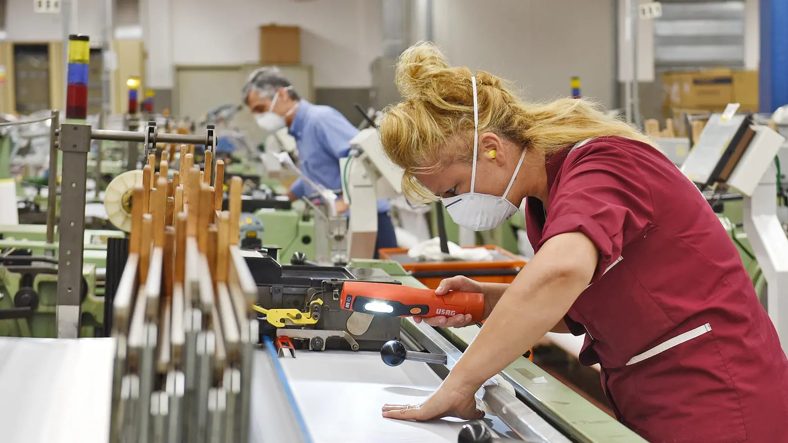 Al lavoro in un'azienda tessile (Archivio) Al lavoro in un'azienda tessile (Archivio)