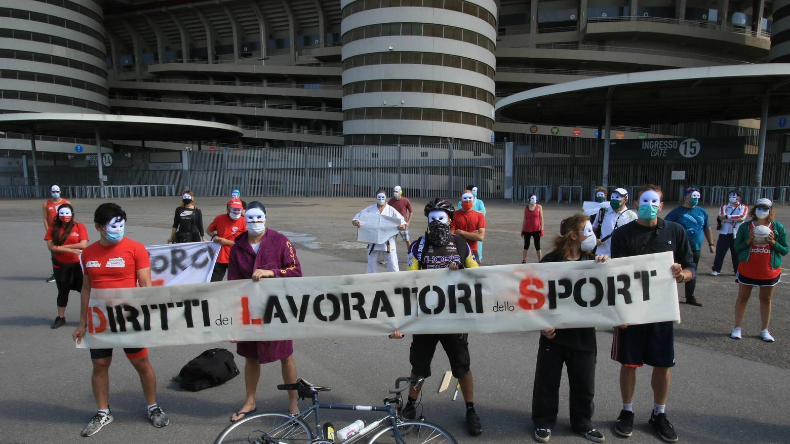Protesta lavoratori dello sport a San Siro