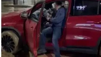 L’auto di Boldi  finisce sui binari  Video e selfie
