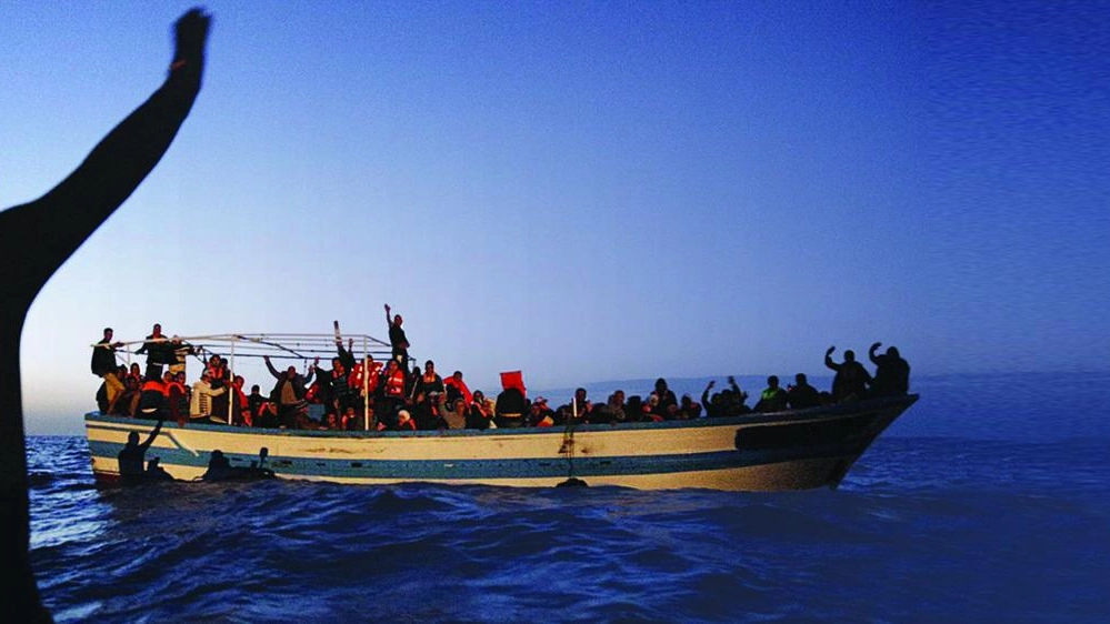 Uno dei barconi che portano i profughi in Italia