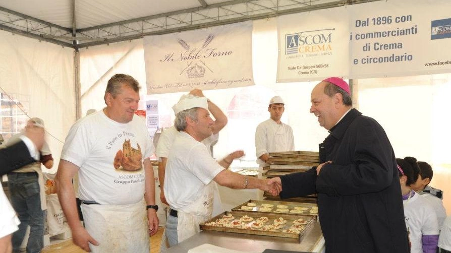 Monsignor Oscar Cantoni, 65 anni, alla festa del pane di Crema