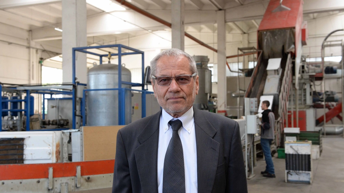 Roberto Ardenghi, produttore dei cassonetti, ha ricevuto la richiesta di risarcimento
