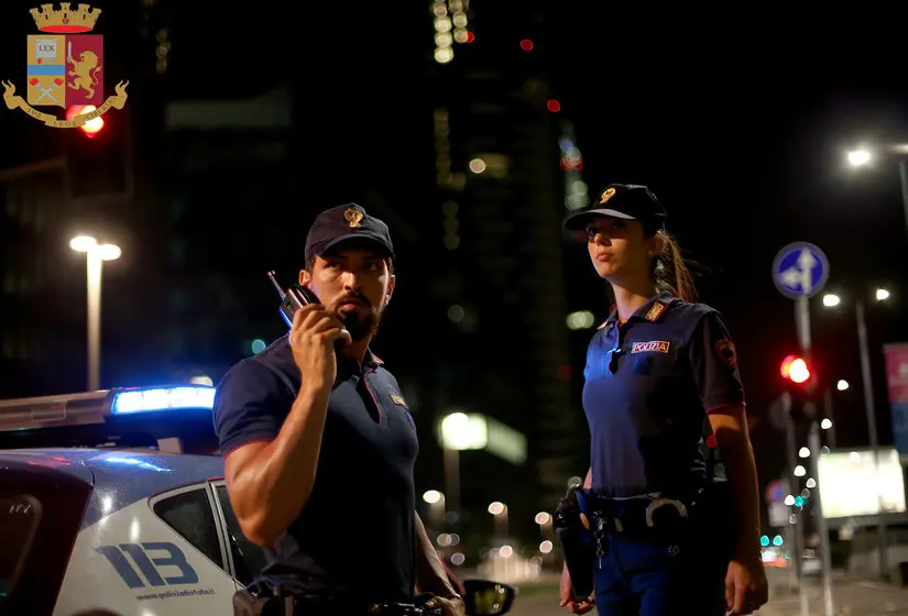 Milano, 25enne aggredito e rapinato in pieno centro: arrestati due giovani