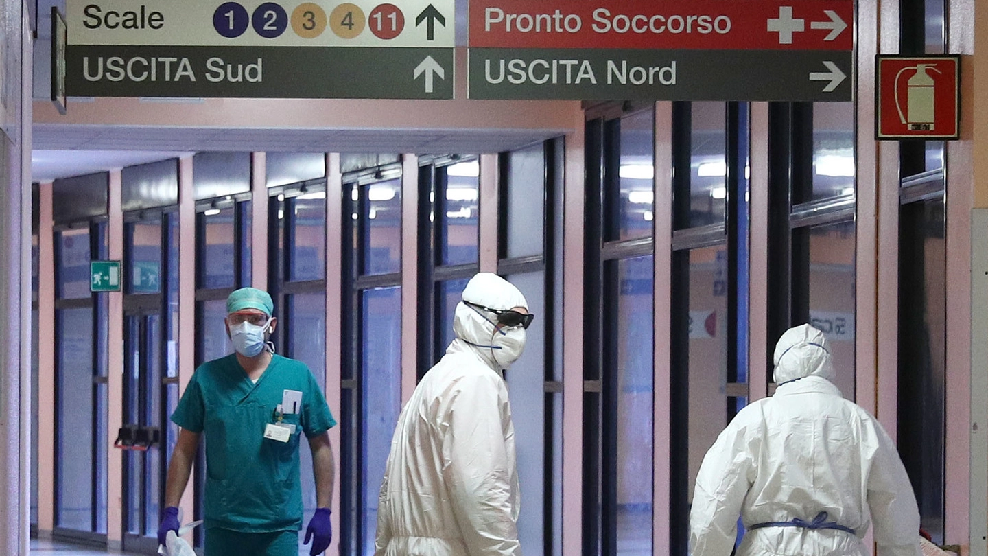 Medici e infermieri all’interno dell’ospedale Civile di Brescia