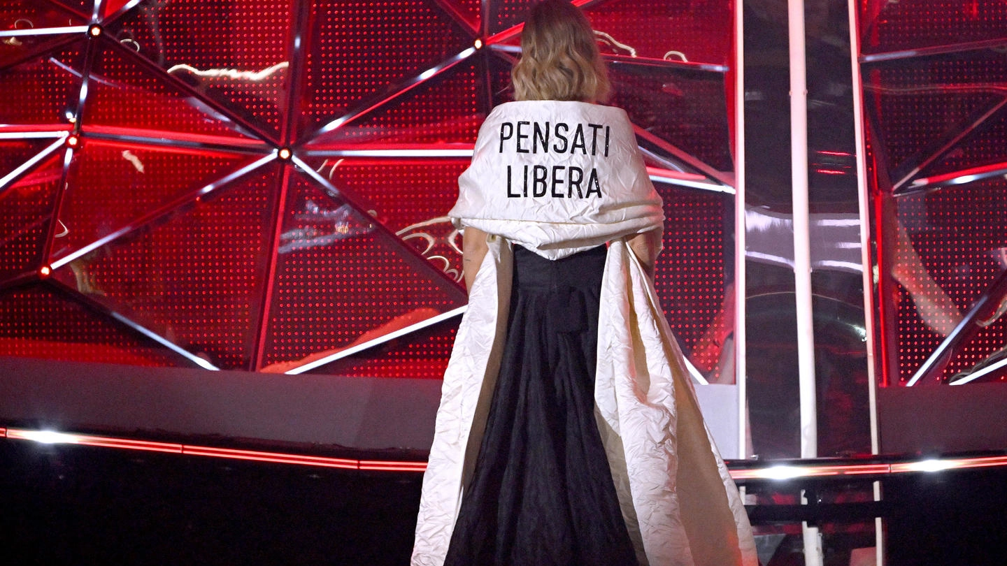 Chiara Ferragni con la scritta 'Pensati libera' (Ansa)