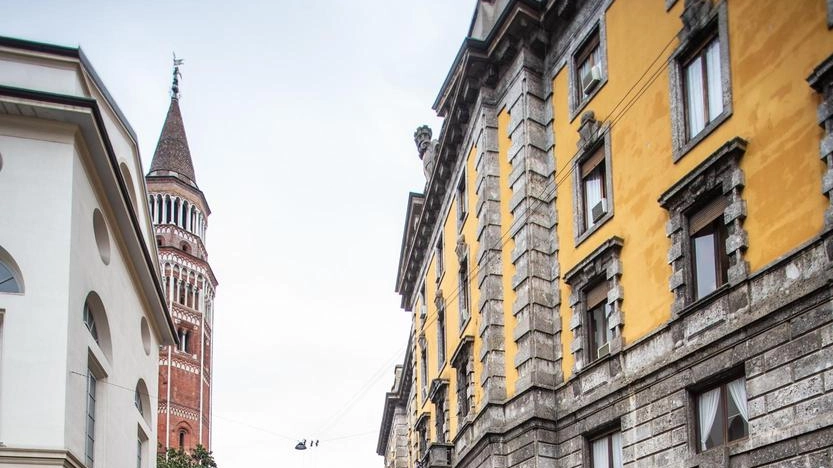 Investito dal taxi Anziano attraversa lontano dalle strisce e viene travolto Investito dal taxi Anziano attraversa lontano dalle strisce e viene travolto