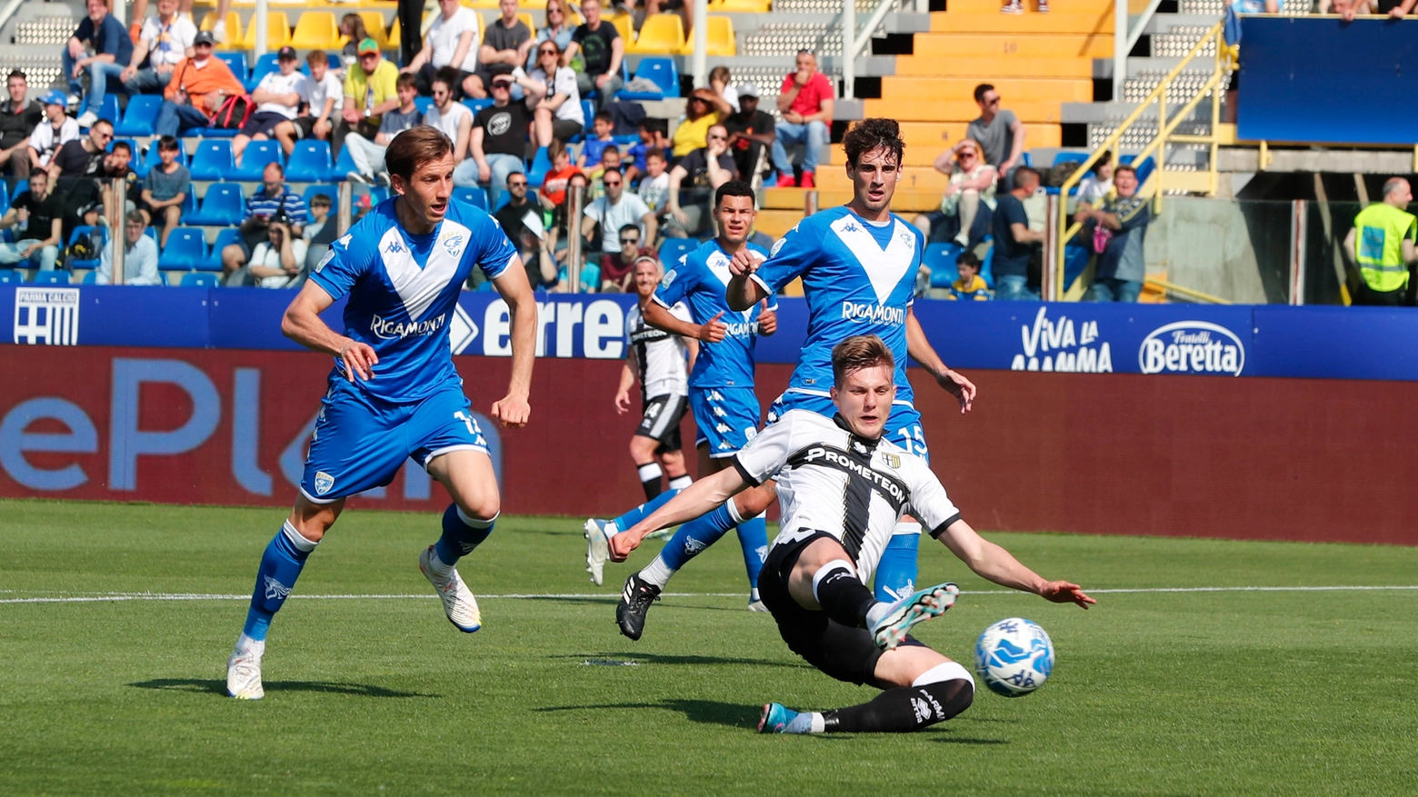Adrian Benedyczak segna il primo gol 0-1per il Parma (Fotolive)