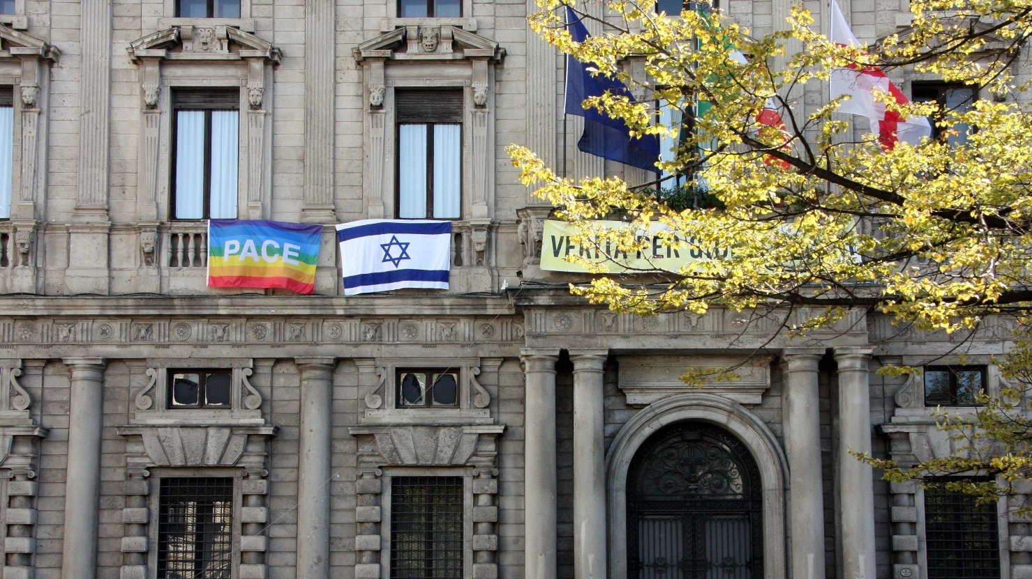 Le bandiere della pace e dello stato di Israele esposte a Palazzo Marino Le bandiere della pace e dello stato di Israele esposte a Palazzo Marino