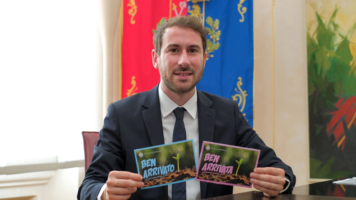 Il sindaco Giacomo Ghilardi mostra le cartoline di auguri