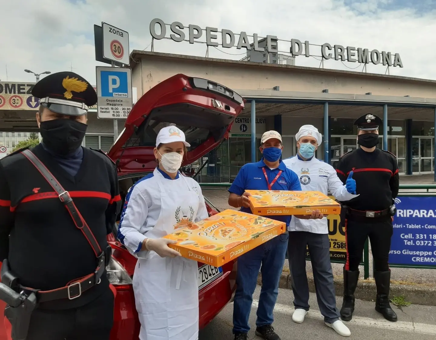 Coronavirus, i carabinieri consegnano pizze al personale degli ospedali