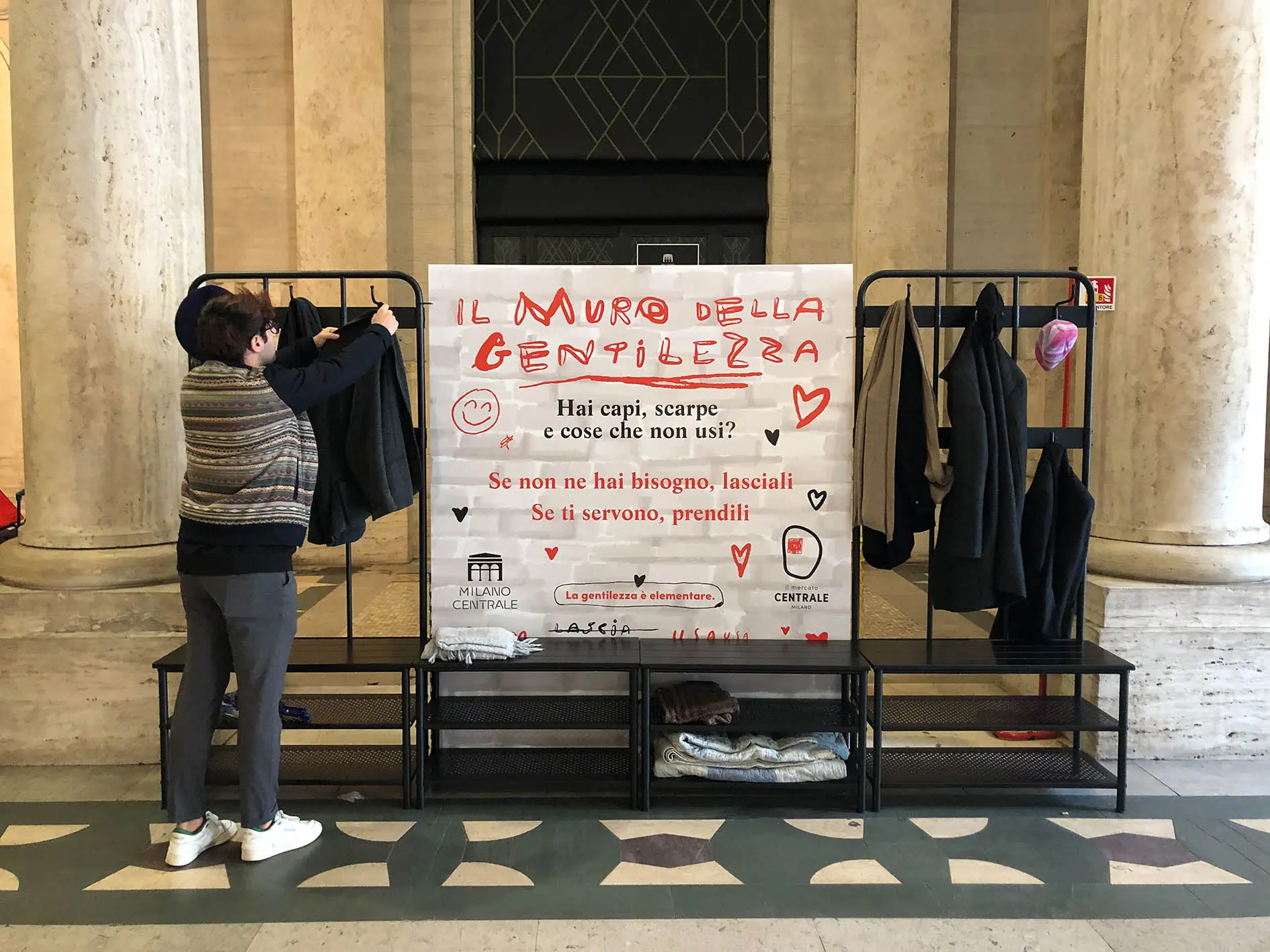 Al Mercato Centrale di Milano apre il Muro della gentilezza