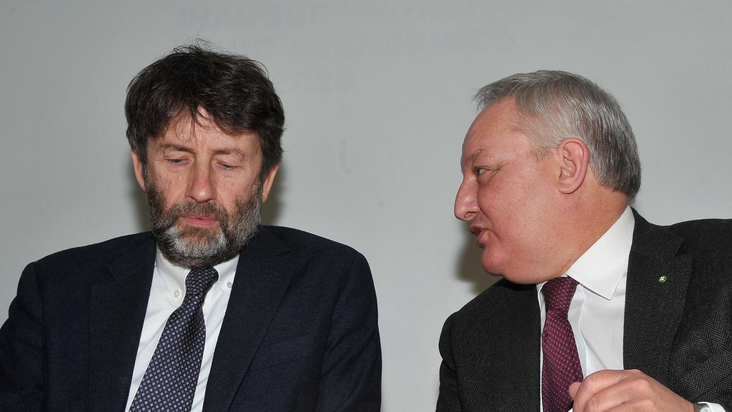 Il ministro Dario Franceschini, 61 anni, con l’assessore regionale Stefano Bruno Galli, 53