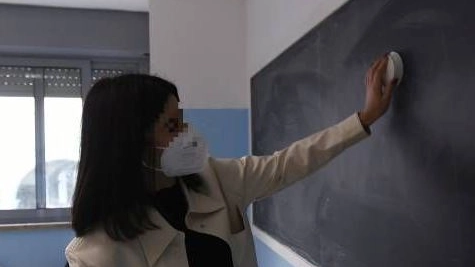 Nominata docente di una scuola comasca in pieno periodo Covid la prof con i certificati è riuscita a restare assente per l’intero anno