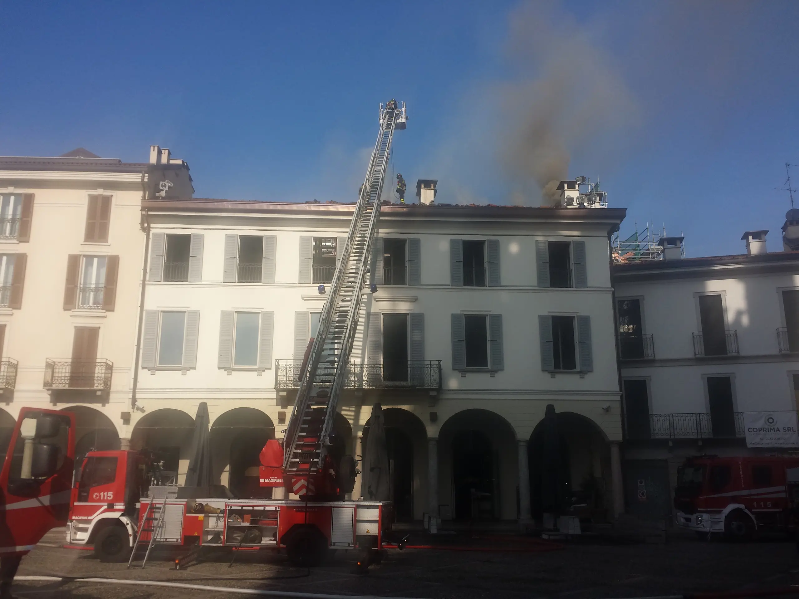 Incendio in piazza Duomo a Monza: a fuoco il tetto del negozio Tea Rose