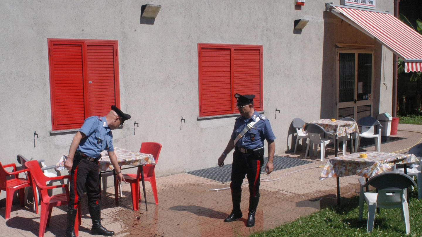Carabinieri sul luogo del delitto a San Vittore Olona