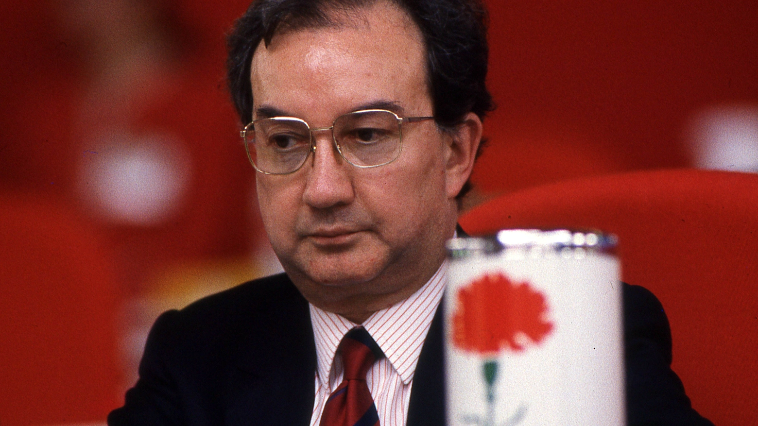 Carlo Tognoli con il garofano socialista