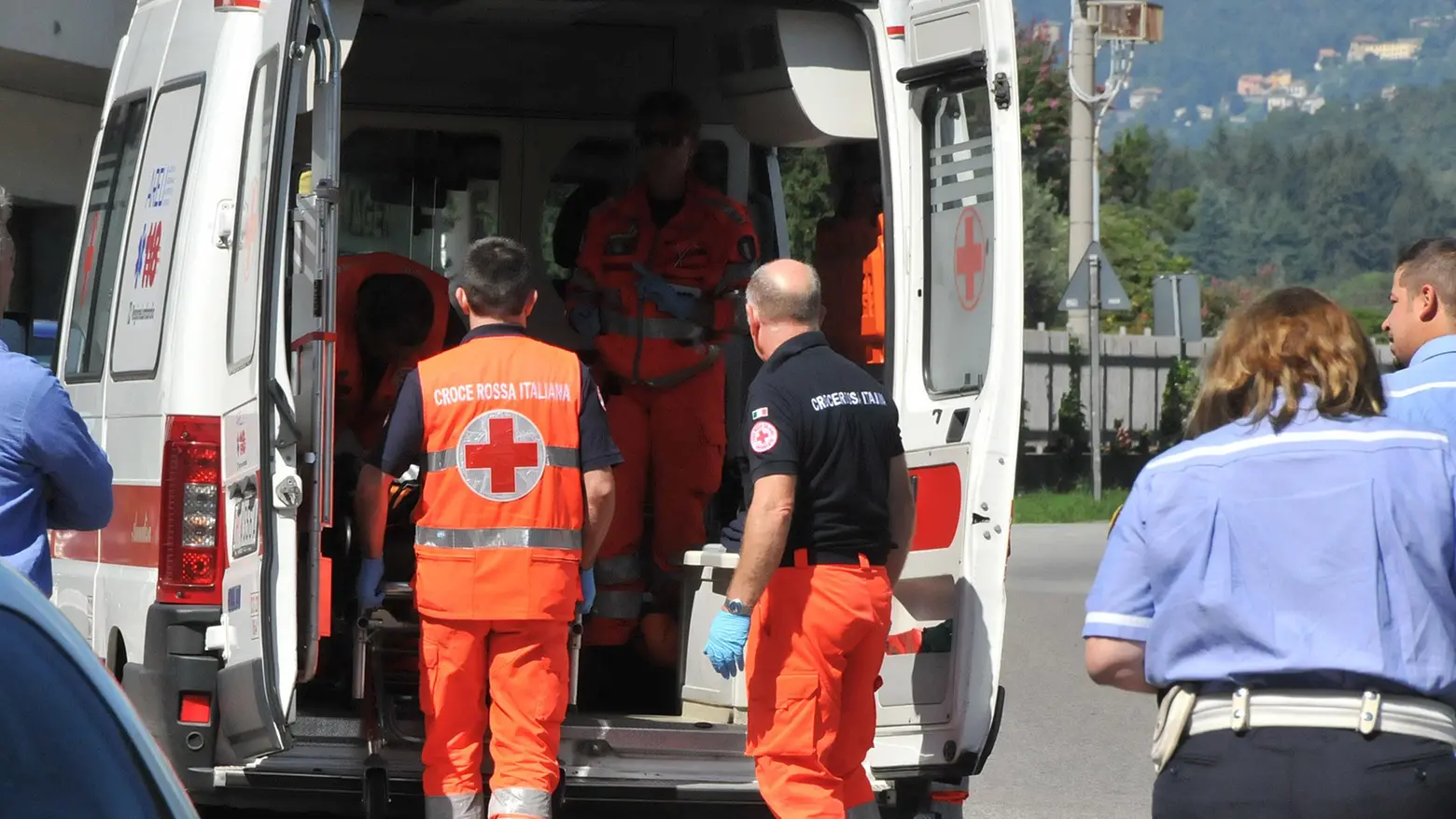 Donna al volante investe un’anziana a un incrocio Donna al volante investe un’anziana a un incrocio