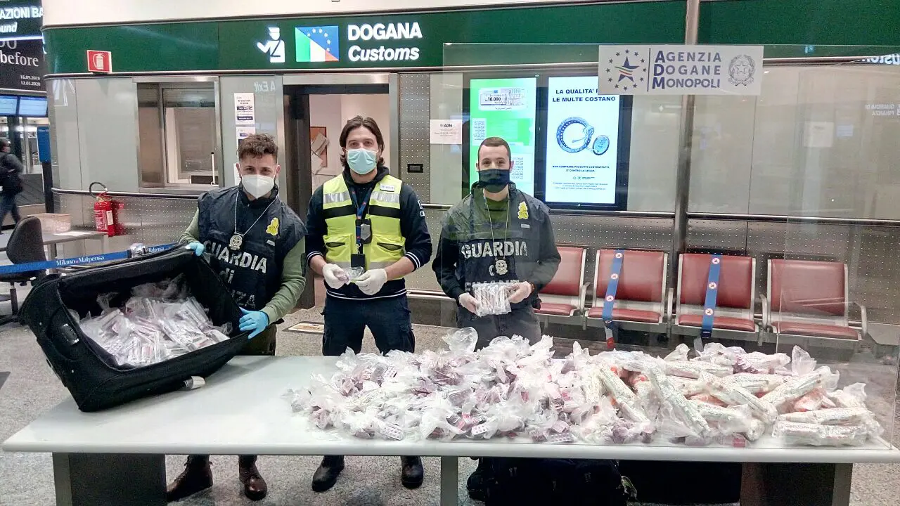 Malpensa, maxi-sequestro di farmaci illegali dal Congo