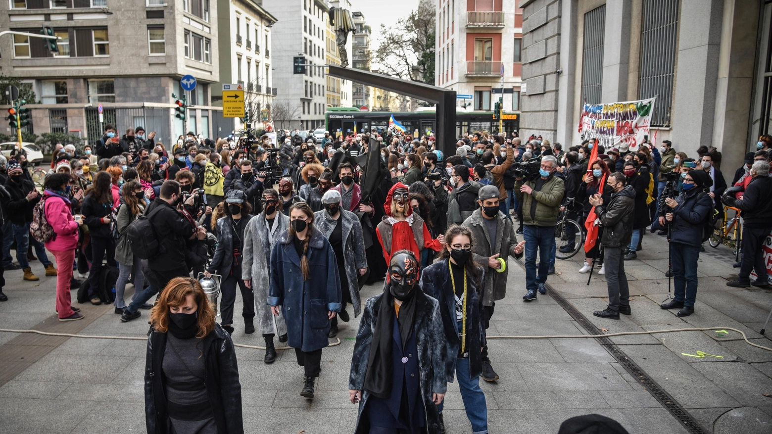 La protesta davanti alla prefettura di Milano