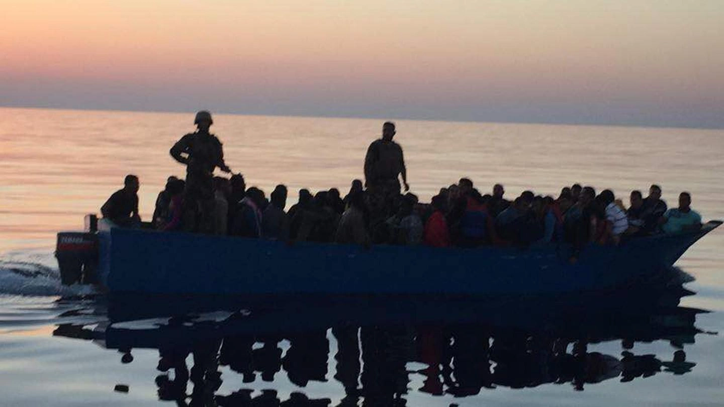 Migranti a bordo di un'imbarcazione (Ansa)