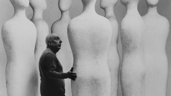 Fausto Melotti con le sculture commissionate per il liceo milanese Carducci