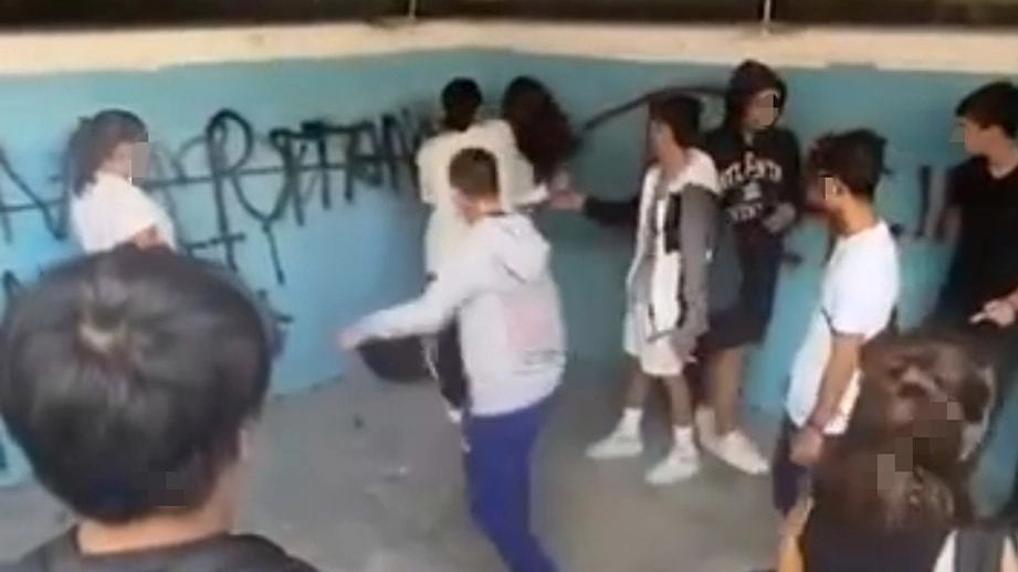Due ragazzine pestano una coetanea davanti ai compagni a Gardone Val Trompia (frame video) Due ragazzine pestano una coetanea davanti ai compagni a Gardone Val Trompia (frame video)