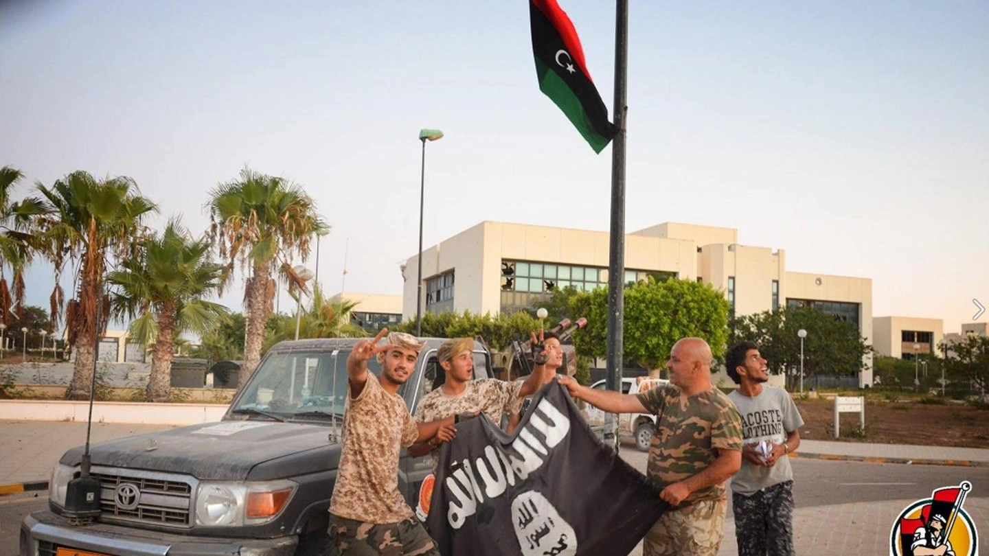 Milizie del governo libico depongono le ultime bandiere nere dell'Isis a Sirte