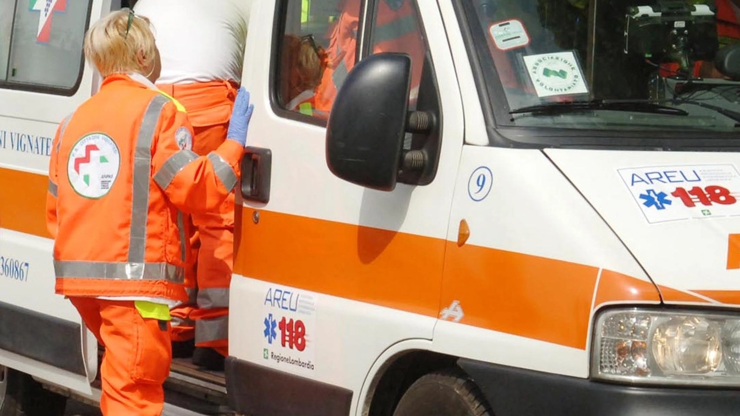 Sul posto è intervenuta un'ambulanza del 118 Sul posto è intervenuta un'ambulanza del 118