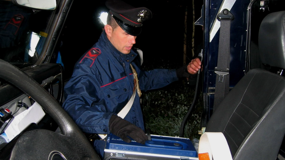 Carabinieri con l'apparecchiatura per l'alcoltest (foto d'archivio)