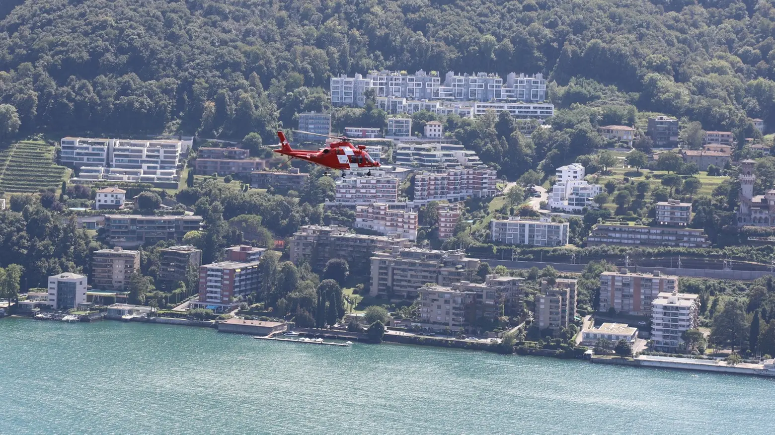 Elicottero della Rega sul lago di Lugano (foto Rega)