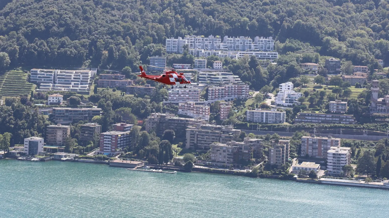 Elicottero della Rega sul lago di Lugano (foto Rega) Elicottero della Rega sul lago di Lugano (foto Rega)