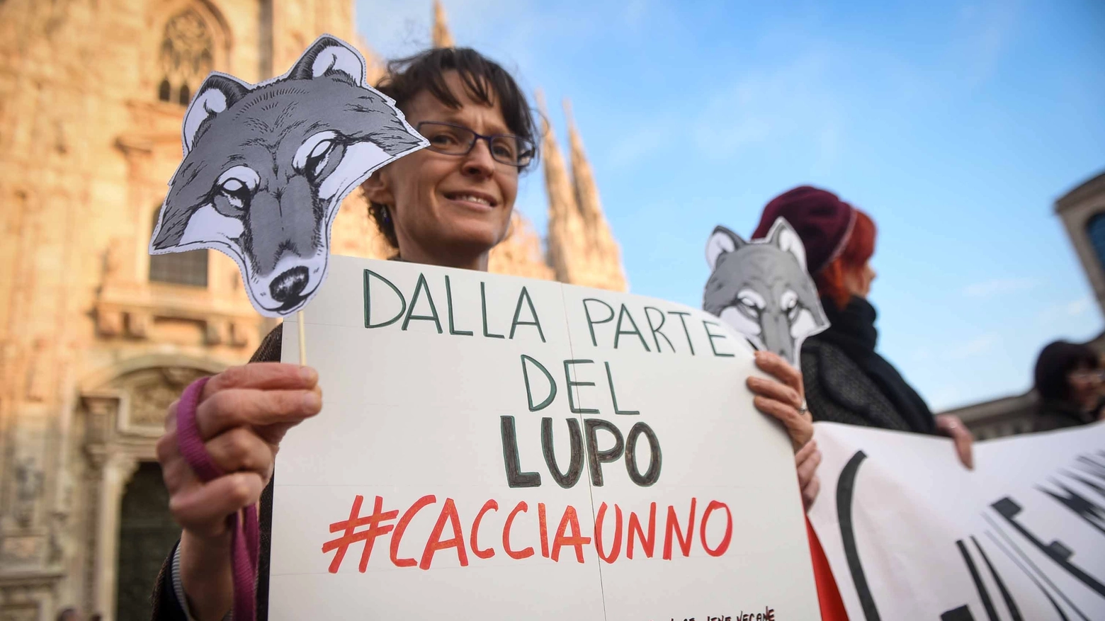 Flash mob per salvare i lupi in pizza Duomo a Milano