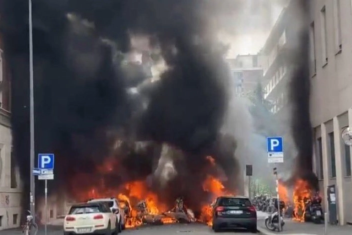 Milano, esplosione e incendio in zona Porta Romana (Frame video Twitter)