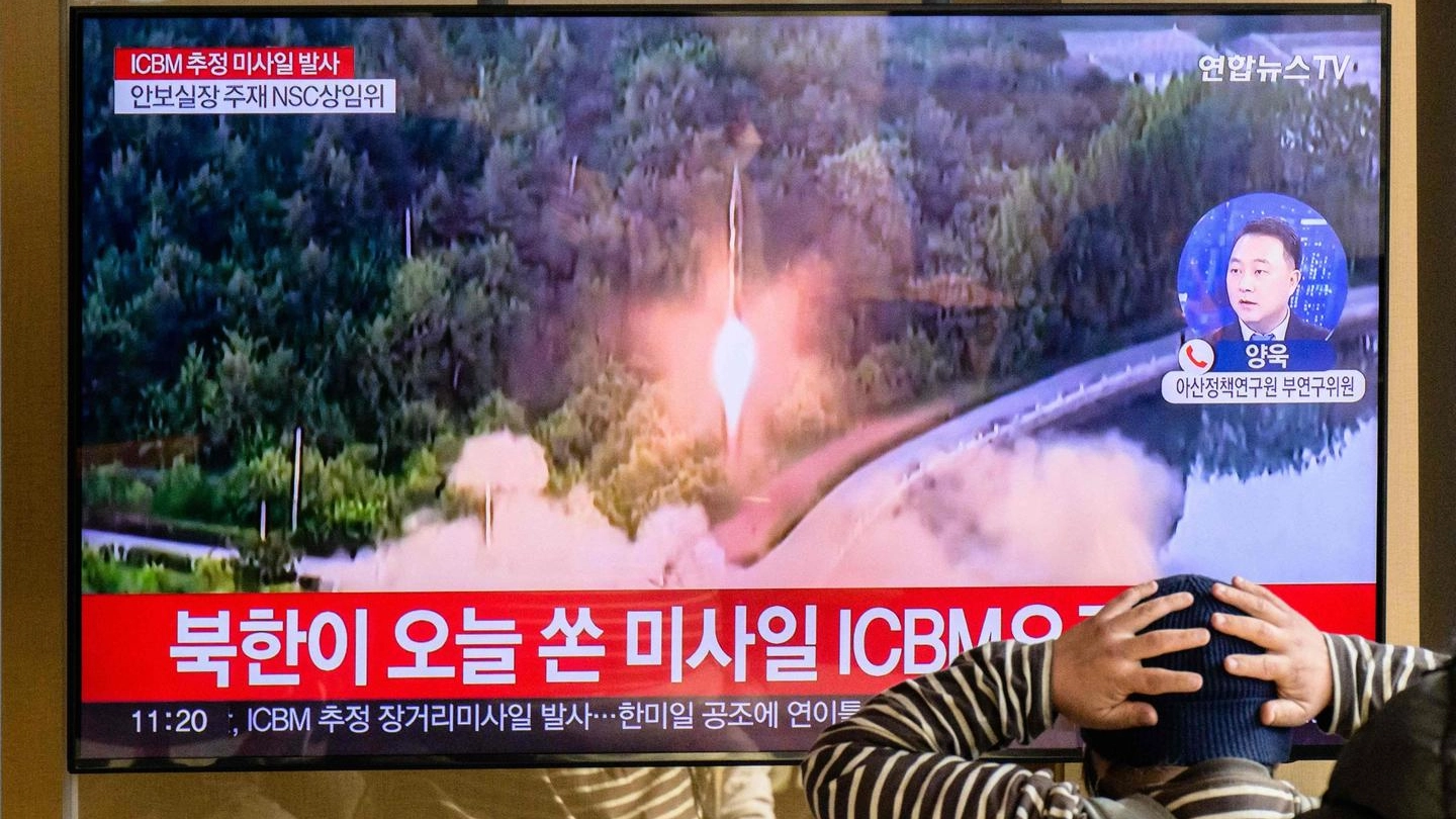 Il lancio del missile trasmesso dalle tv nordcoreane