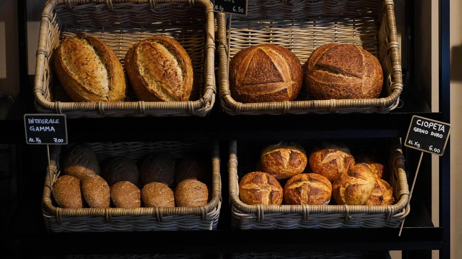 La ciopa, simbolo del Veneto, è la protagonista del forno di quartiere di Sandra Tasca. Un laboratorio all'avanguardia e farine antiche e lieviti di tutta Italia per una vasta gamma di prodotti, dai biscotti alla pizza alla pala.