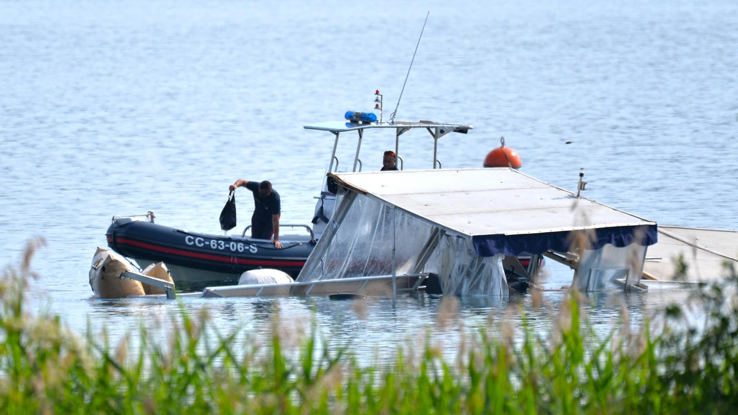 Un battello dei carabinieri accanto al relitto della barca poi riportato a galla e sequestrato Un battello dei carabinieri accanto al relitto della barca poi riportato a galla e sequestrato