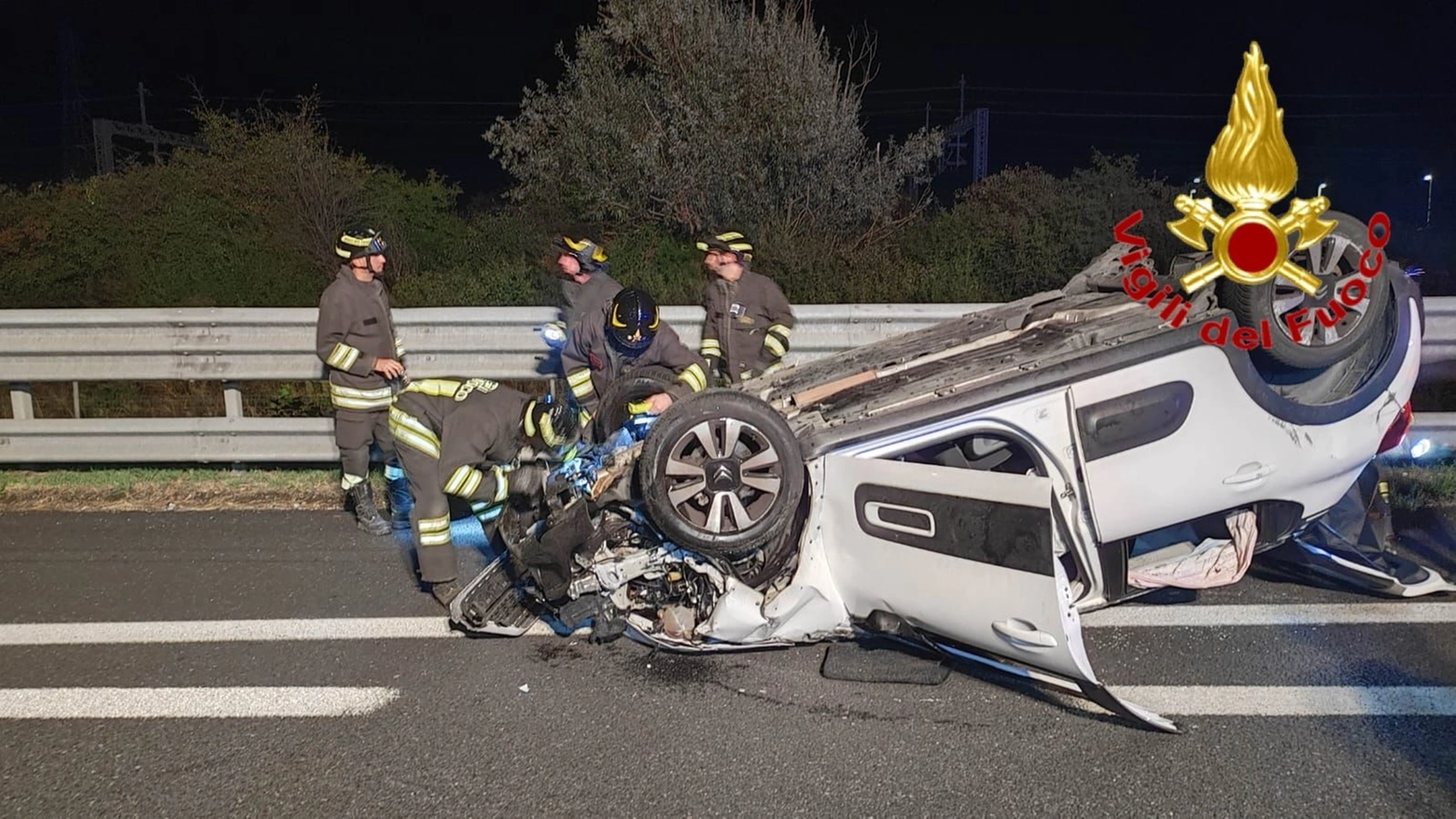 I vigili del fuoco impegnati nei soccorsi I vigili del fuoco impegnati nei soccorsi