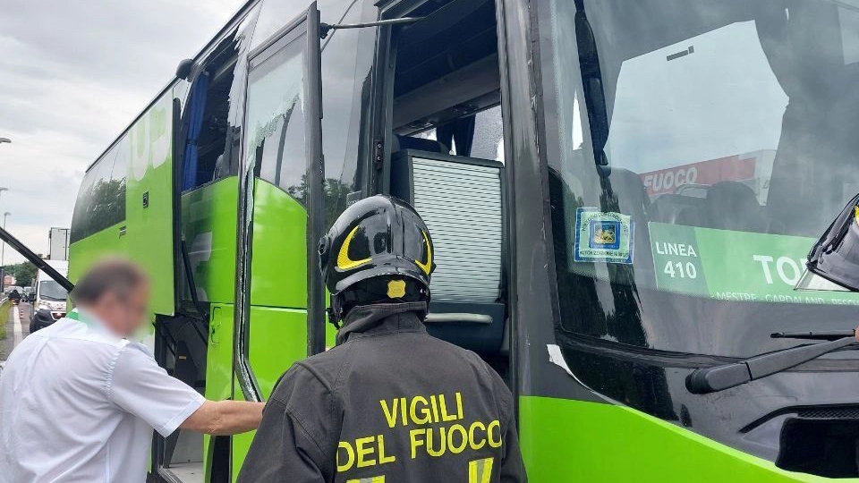 I pompieri sono intervenuti in A4 per il principio di incendio sul Flixbus diretto a Torino