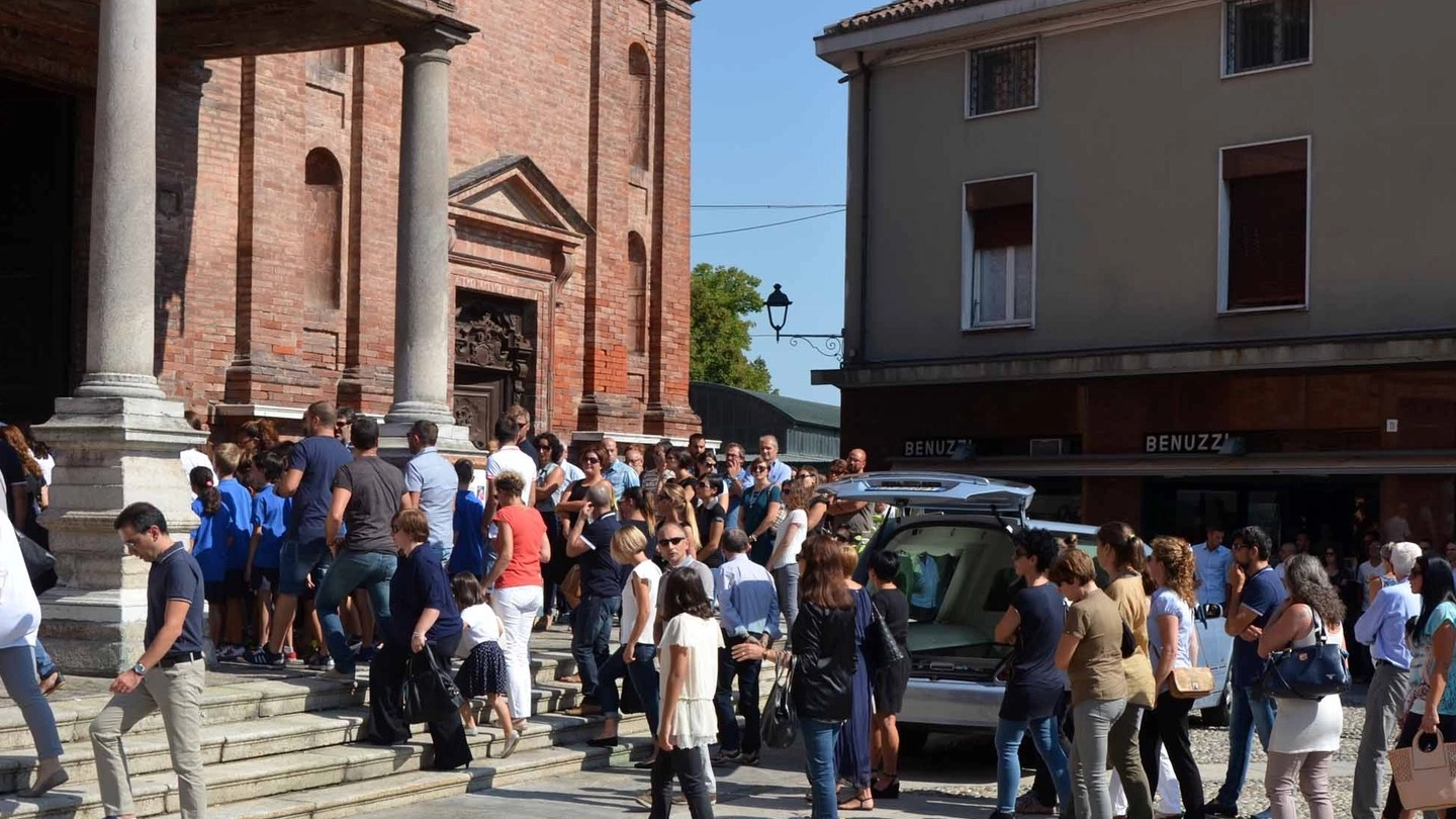L’arrivo del feretro in piazza XX Settembre, davanti alla chiesa di San Biagio e della Beata Vergine Immacolata (Gazzola)