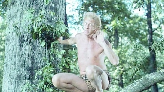 Raimondo Vianello  nei panni di Tarzan 