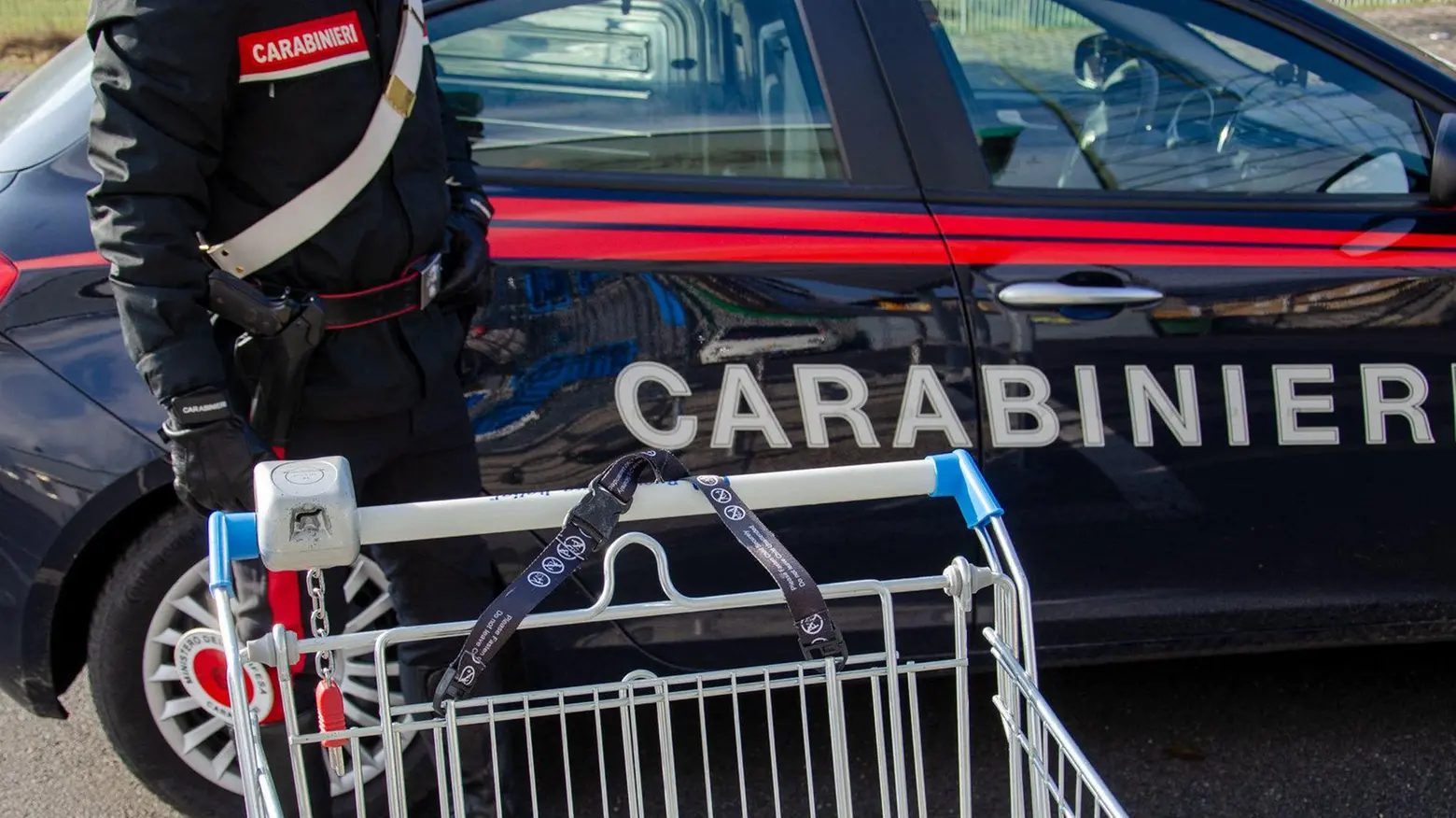Ruba cosmetici Donna arrestata dai carabinieri Ruba cosmetici Donna arrestata dai carabinieri