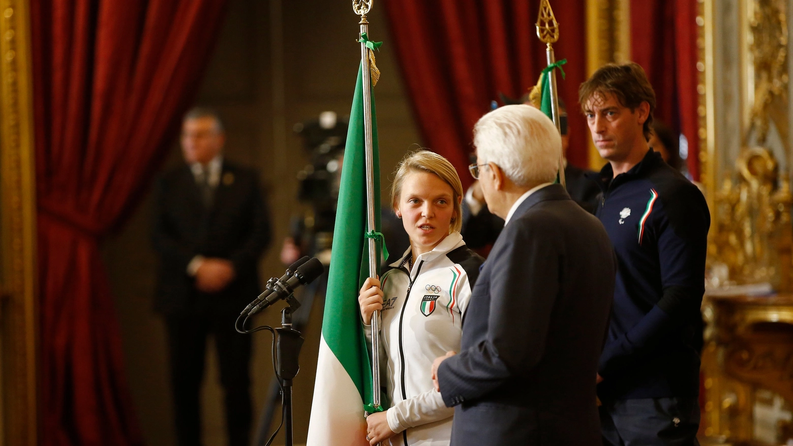 Arianna Fontana riceve il tricolore dal presidente Mattarella 