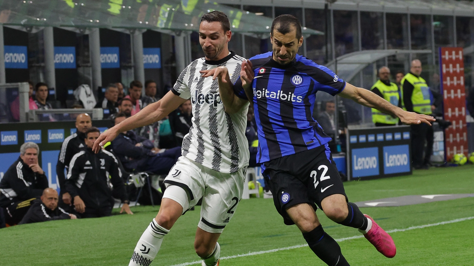 Il difensore juventino Mattia De Sciglio e il centrocampista nerazzurro Henrikh Mkhitaryan Il difensore juventino Mattia De Sciglio e il centrocampista nerazzurro Henrikh Mkhitaryan