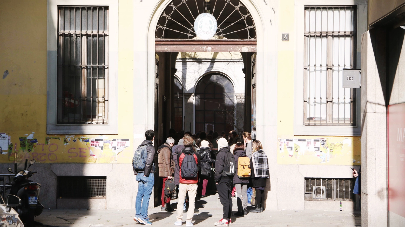Il picchetto degli studenti davanti al liceo Tito Livio di Milano