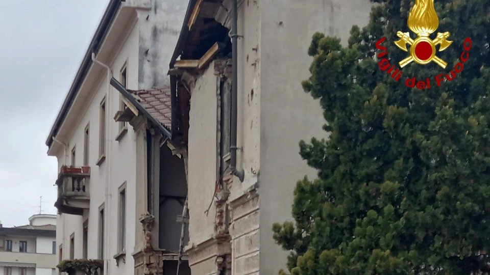 Il tetto parzialmente crollato nell'immobile di via Rivolta a Monza