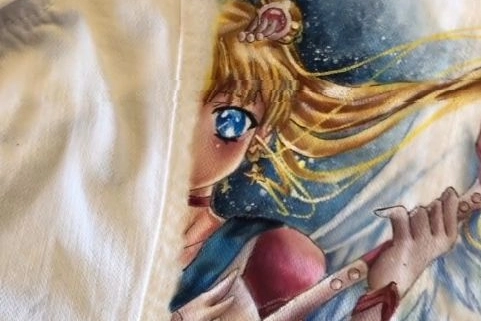 Sailor Moon dipinta su una giacca (Foto Instagram little_Fairies)