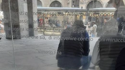 Le bucce di banana abbandonate sulla stele di Vittorio Foa
