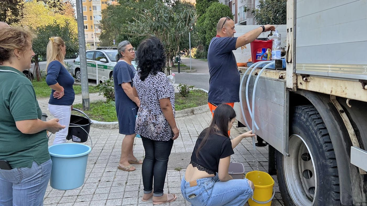 Condotta tranciata da un escavatore. Stabili Aler a secco Condotta tranciata da un escavatore. Stabili Aler a secco