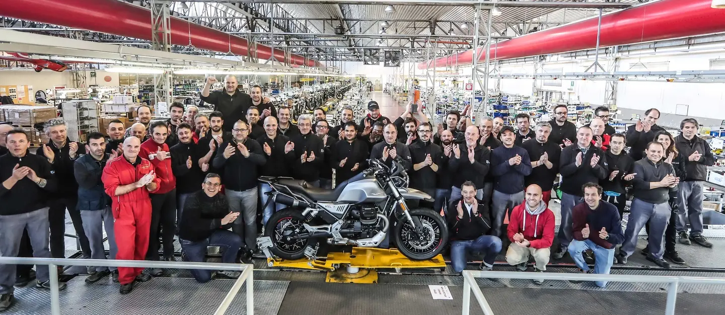 Ecco il primo esemplare di Moto Guzzi V85 TT: è già corsa ai test-ride