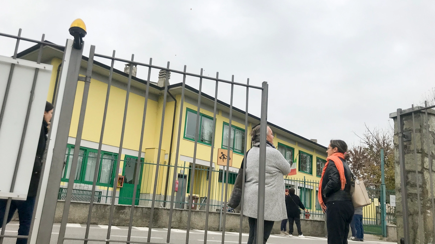 L’esterno della scuola: i genitori hanno sollevato il caso con uno sciopero bianco
